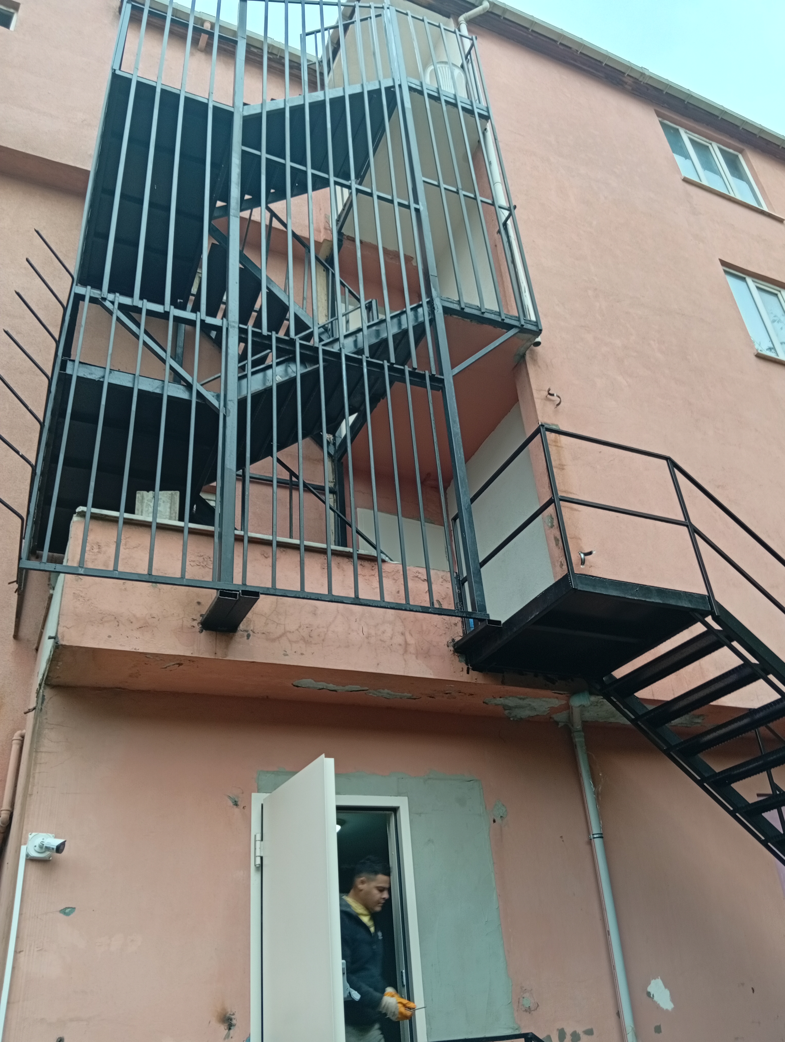 Z Tipi (Çift Kollu) Yangın Merdivenleri